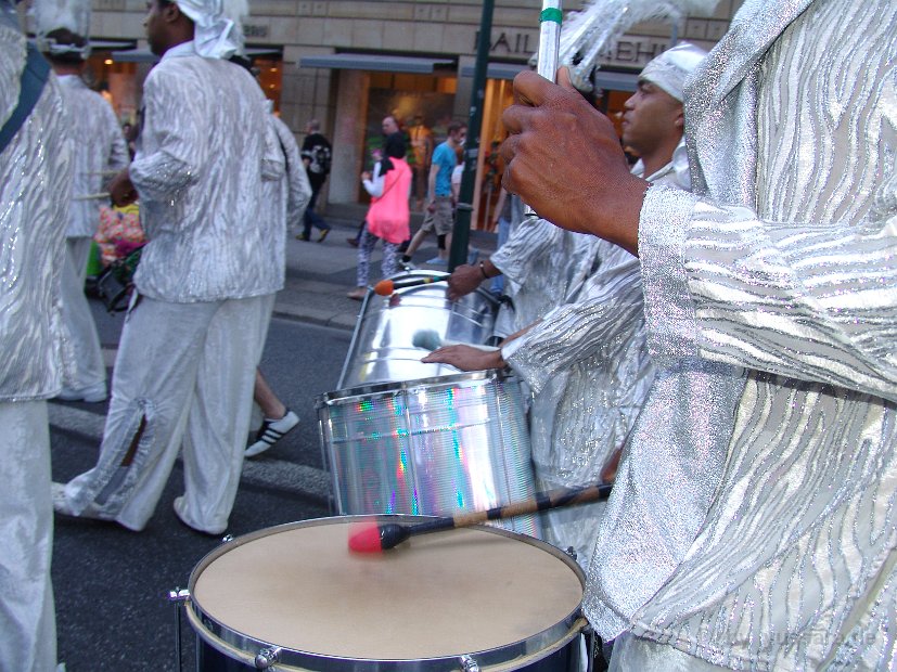 Samba, Percussion, Trommler, Batucada, Samba-Umzug in der Landeshauptstadt Wiesbaden auf dem Wilhelmstraßenfest. 53